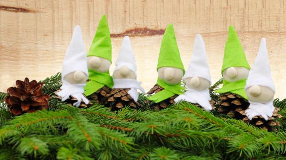Handmade gnomes made out of pine cones and felt - Christmas decorations.