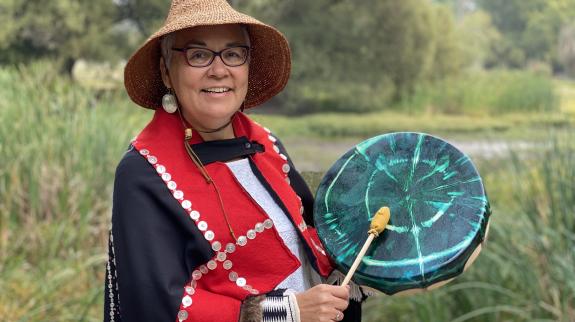 Kung Jaadee with drum